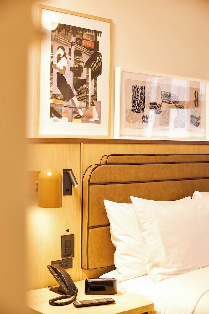 Room, 1 Queen Bed (Swanky Queen) - Photo 14