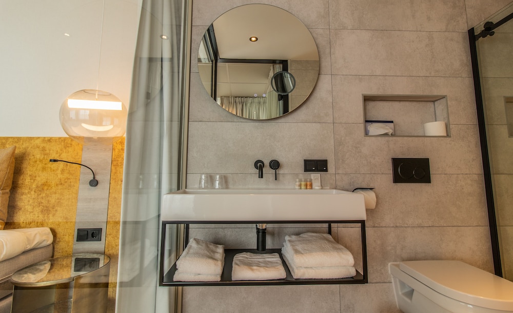 Junior Suite, 1 King Bed, Ocean View photo 2