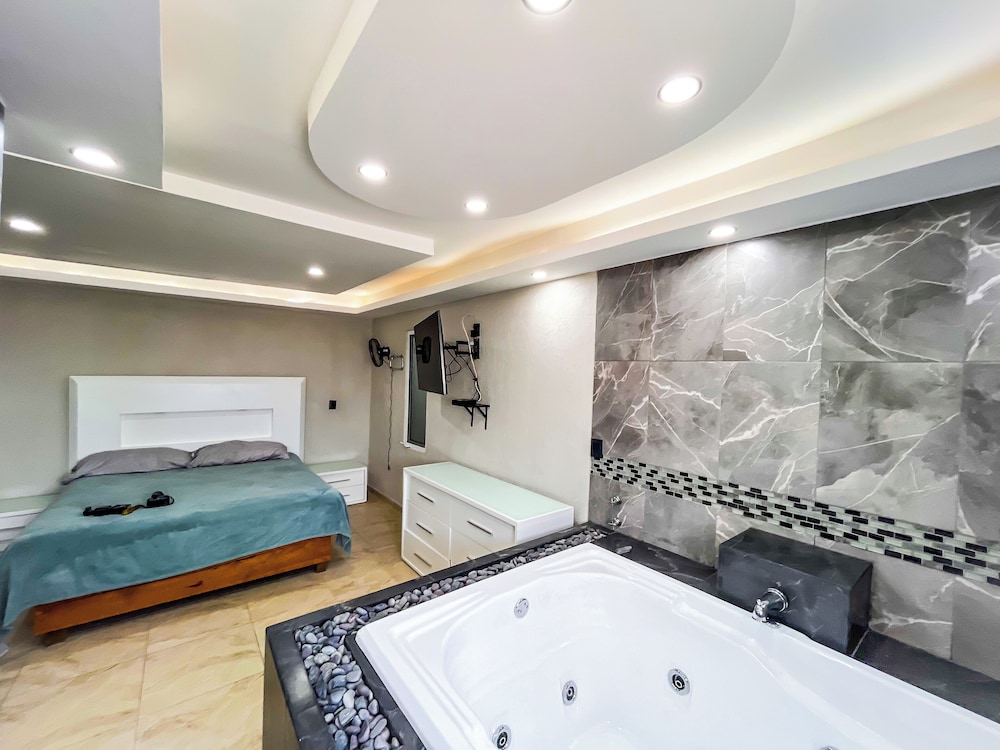 Traditional Quadruple Room, 2 Queen Beds, Non Smoking photo 3