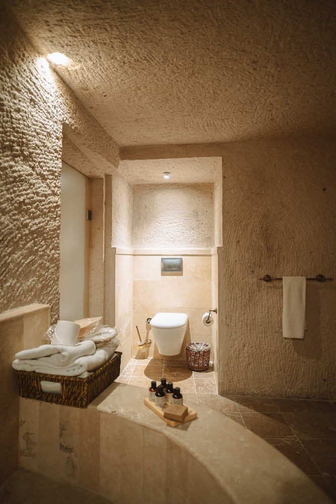 Queen Cave Suite with Stone Bathtub - Photo 11