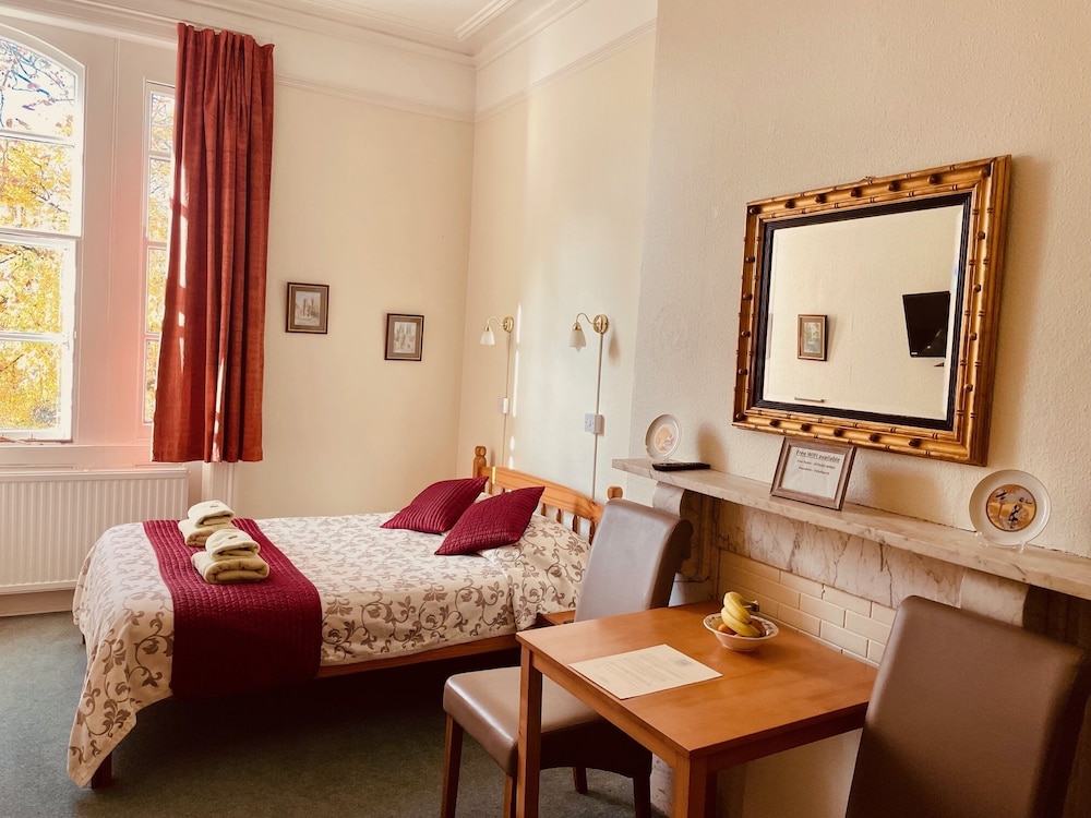 Standard Double Room, Ensuite, Park View (R9)