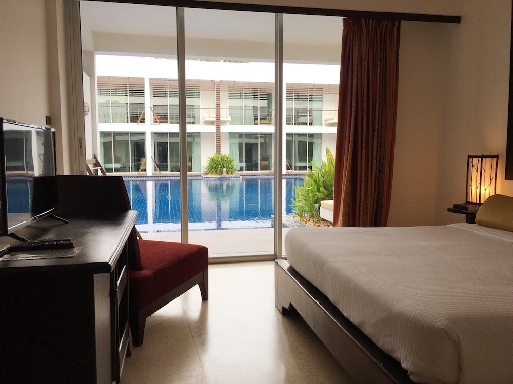 Deluxe Room, Pool Access