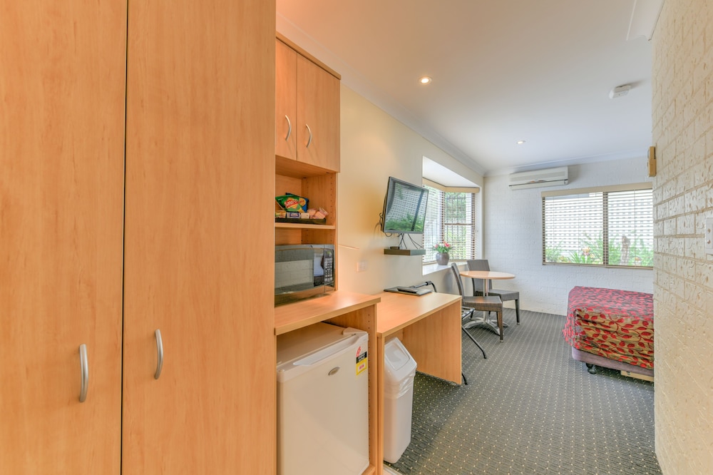 Basic Triple Room photo 2