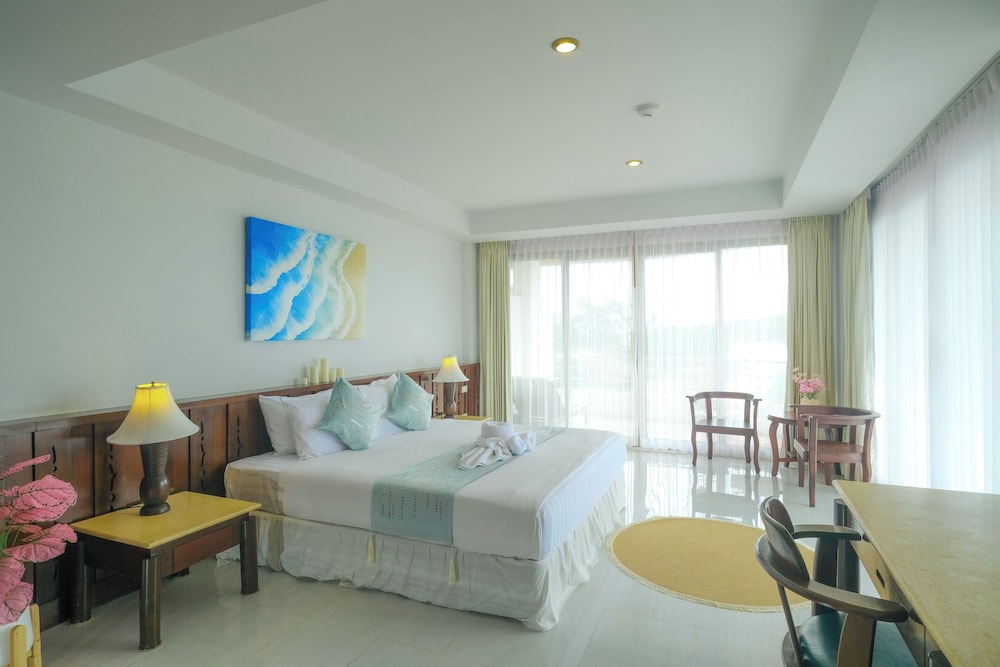 Deluxe Seaview - Photo 1