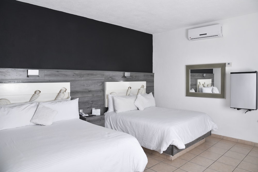 Standard Room, 2 Double Beds, Non Smoking - Photo 15