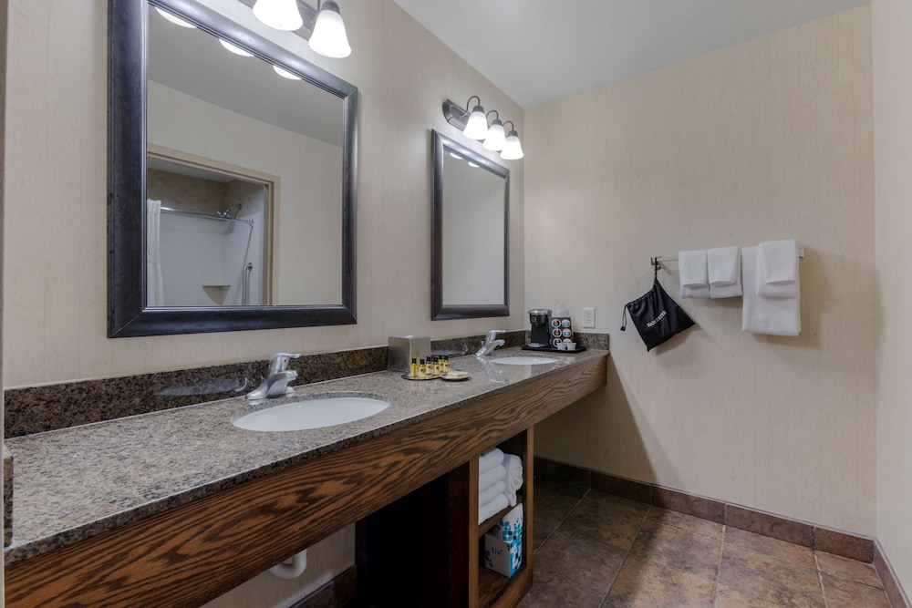 Deluxe Suite, 2 Queen Beds, Non Smoking, Refrigerator & Microwave (with Sofabed) - Photo 2