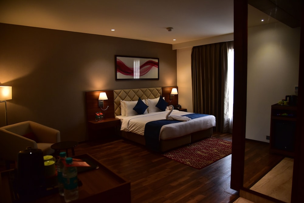 Junior Suite, 1 King Bed, Non Smoking photo 3