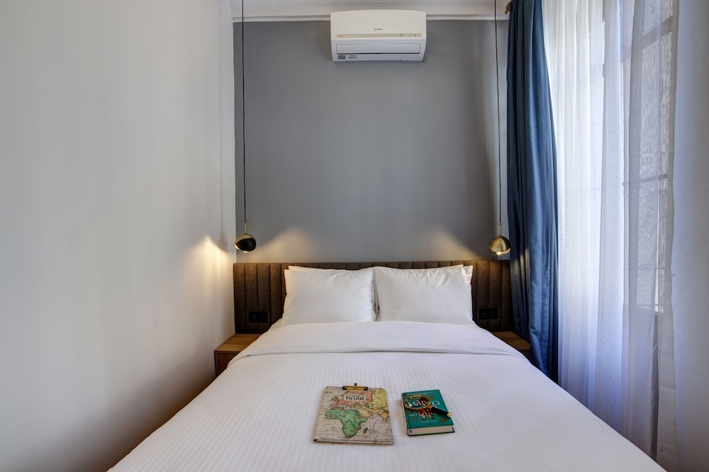Deluxe Room, 1 Queen Bed photo 1
