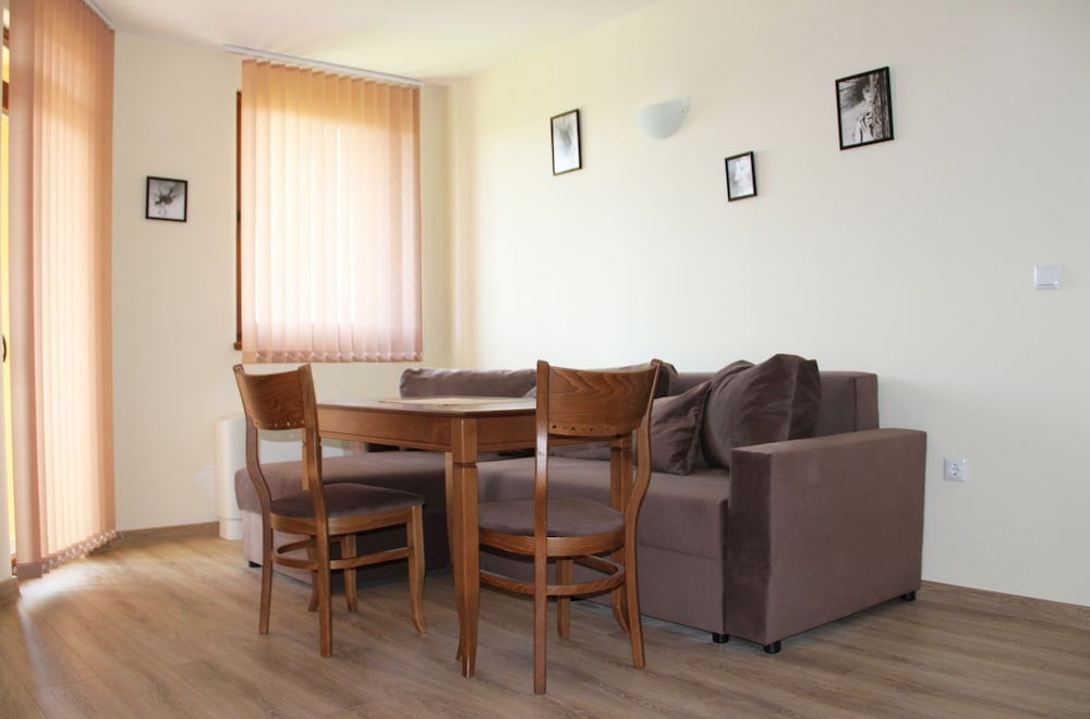 Deluxe Studio Suite, 1 Bedroom, Balcony, Mountain View photo 2