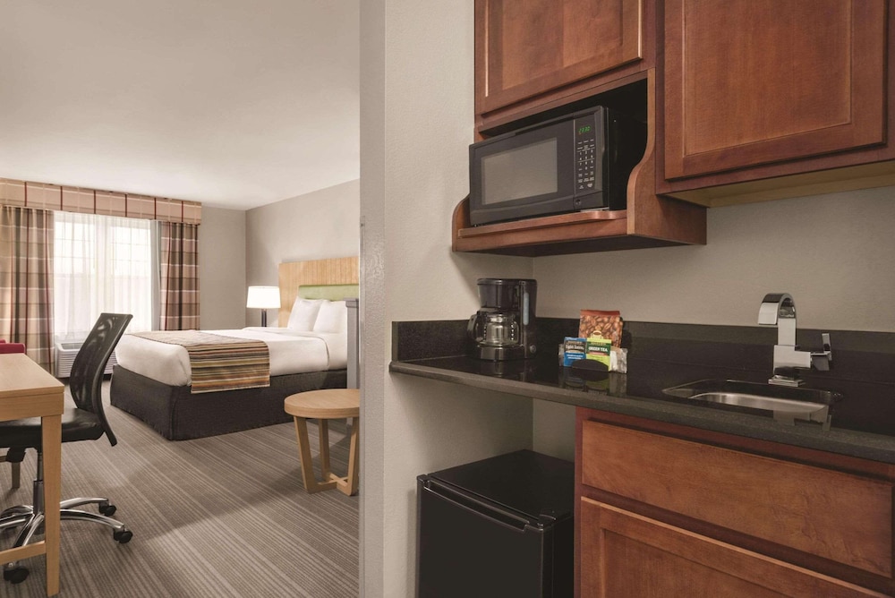 Studio Suite, 1 King Bed, Non Smoking - Photo 4