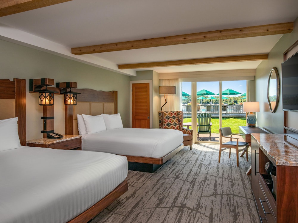 Deluxe Room, 2 Queen Beds, Lakeside (Double Queen Waterfront Poolside) photo 1
