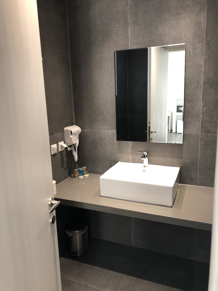 Deluxe Double or Twin Room - Photo 7