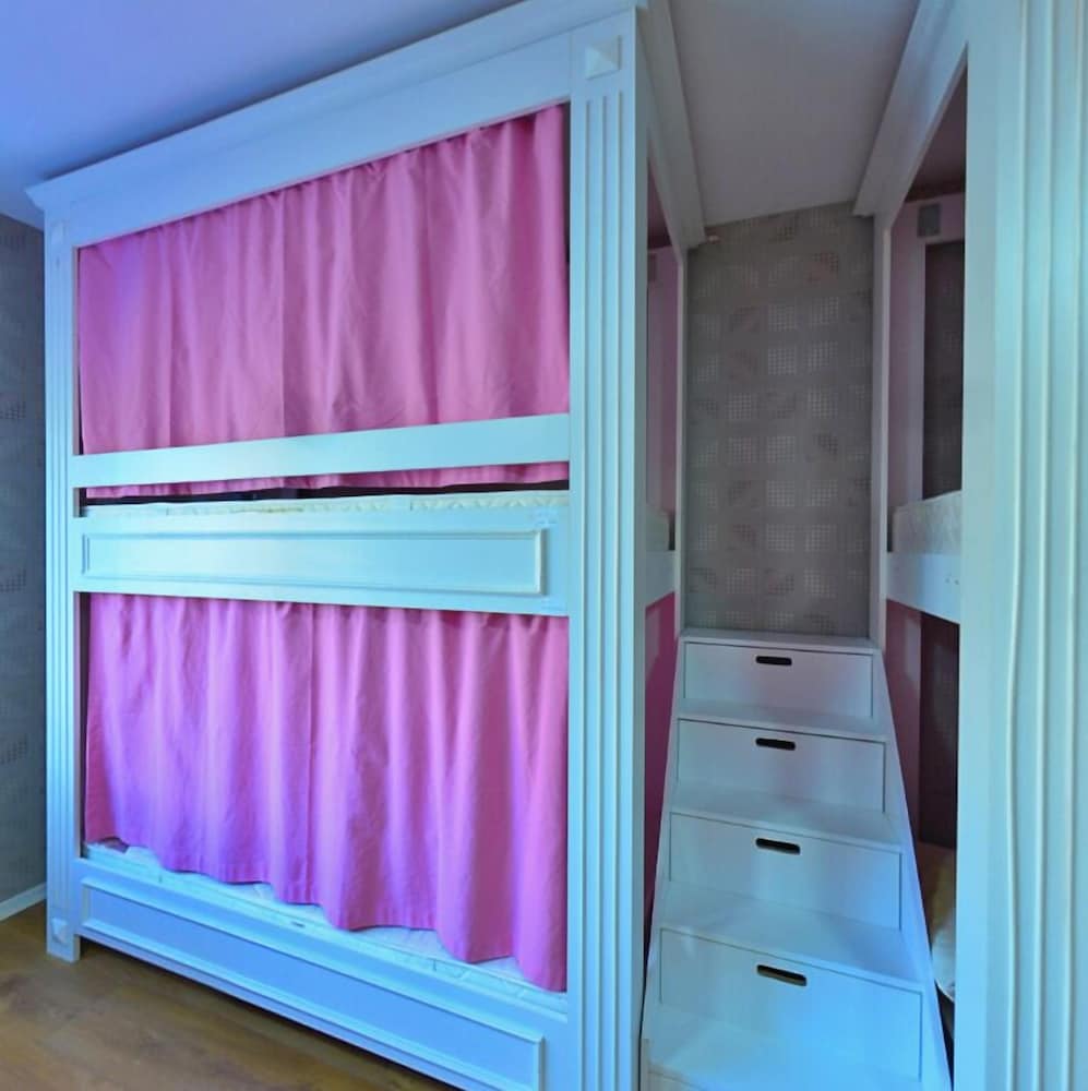 Grand Room, Women only photo 3