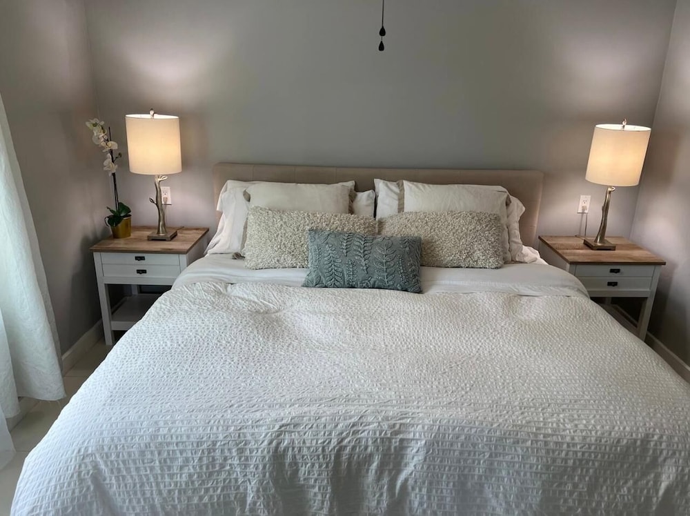 Fresh and modern Studio, 1 King , 1 twin sofa bed, non smoking  (no pool access) photo 2
