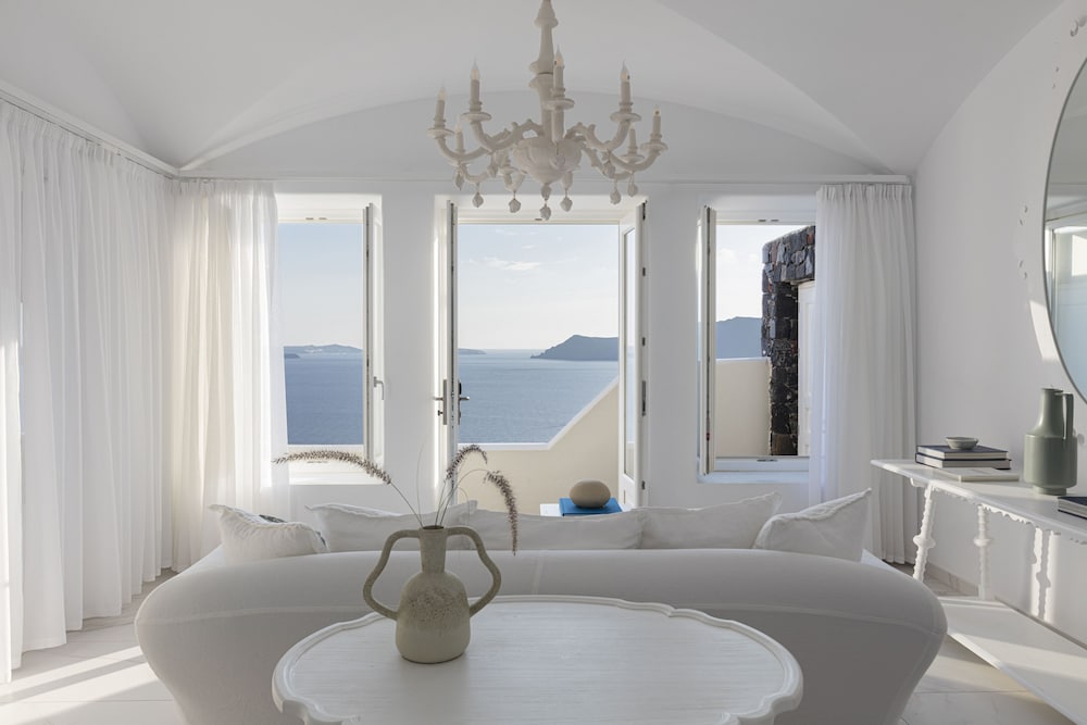 Executive Suite with Cave Pool
