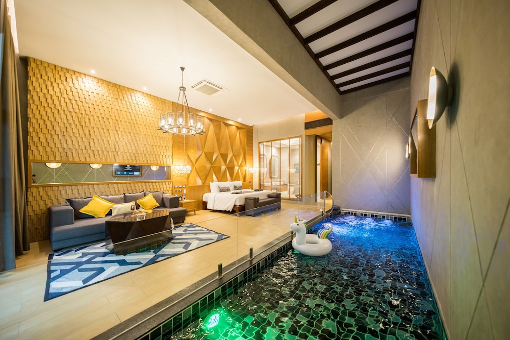 Deluxe Pool Villa with Pool Access - Photo 11