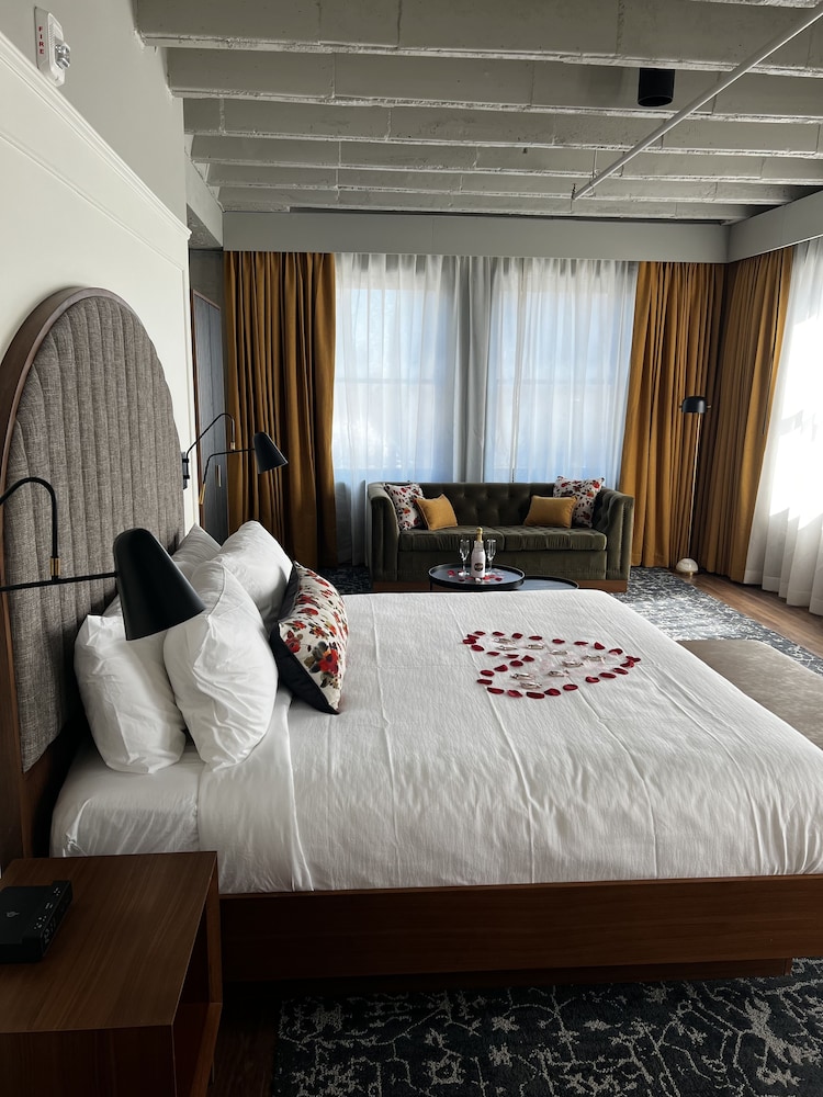 Suite, 1 King Bed - Photo 2