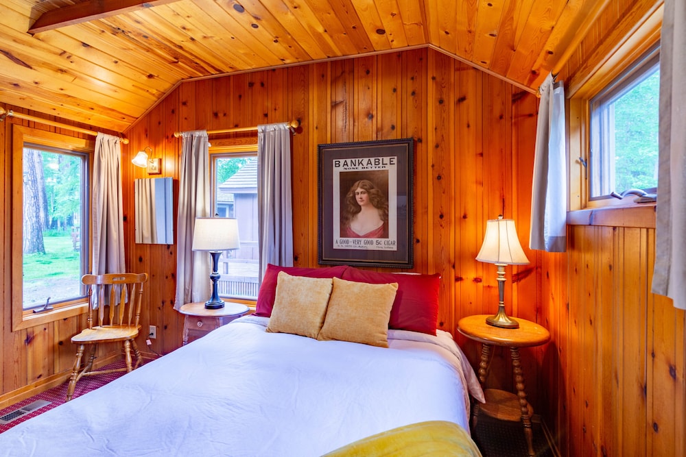 Lodge Cabin--2 Bedroom