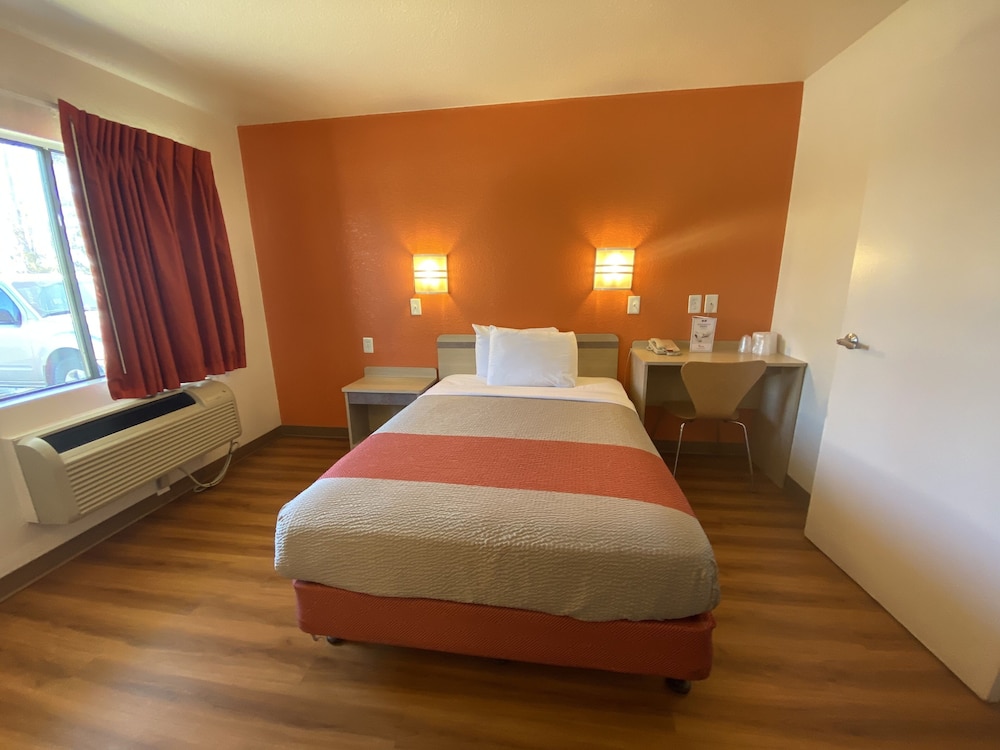 Premium Room, 1 Queen Bed, Non Smoking, Refrigerator & Microwave photo 3