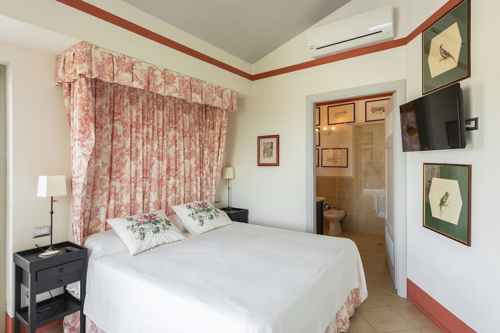 Deluxe Double Room, 1 Queen Bed, Patio, Hill View