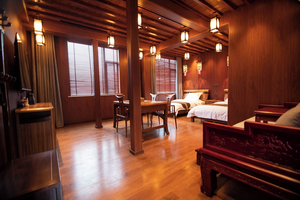 Signature Studio Suite, Multiple Beds photo 2