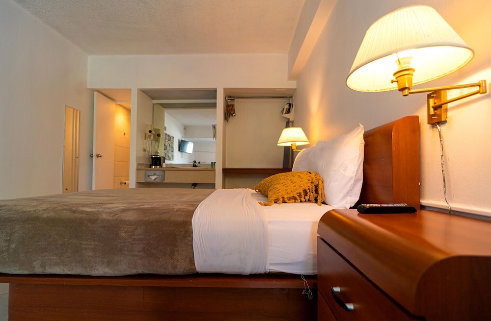 Standard Single Room, 1 Queen Bed photo 3