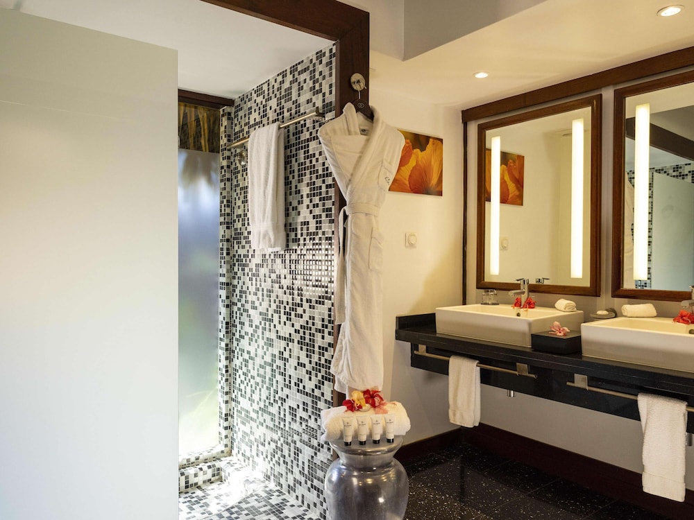 Luxury Bungalow, 1 King Bed, Beach View, Garden Area