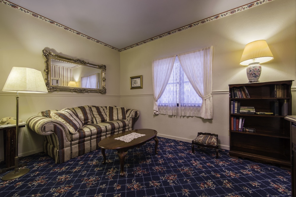 Superior Suite, 1 King Bed, Kitchenette - Photo 6