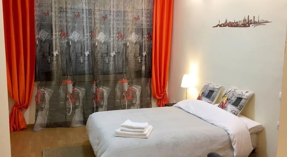 Double Room, Private Bathroom, City View photo 2