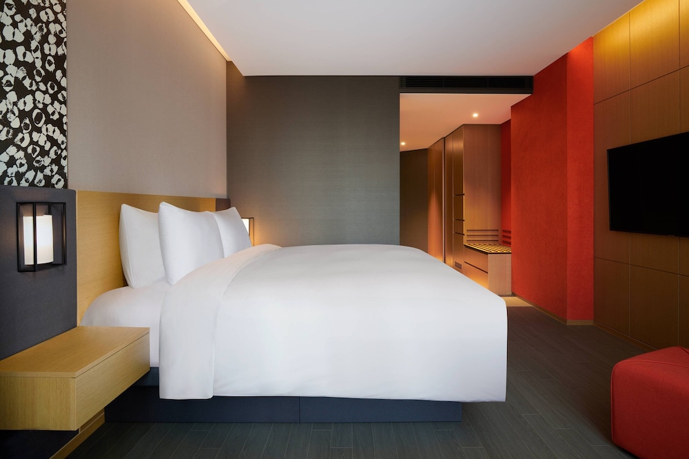 Room, 1 King Bed, Corner - Photo 3
