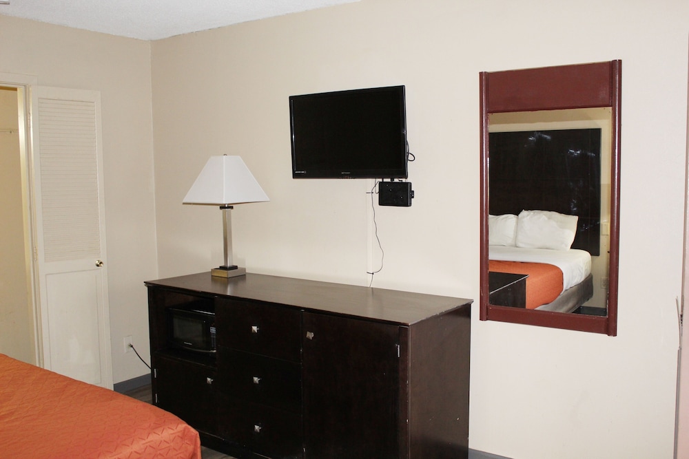 Basic Room, 1 Queen Bed photo 1