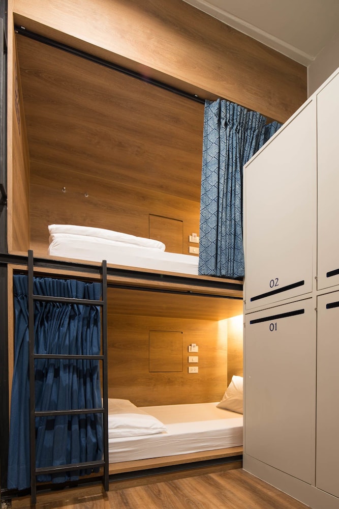 Deluxe 4 Beds in Mixed Dormitory with Bathroom photo 3