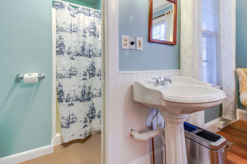 Room, 1 Queen Bed (Captain's Room Petite bathroom) photo 3