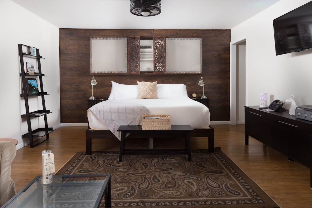 Signature Room, 1 King Bed with Sofa bed, Courtyard View (4)