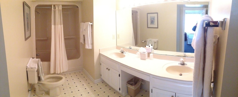 Deluxe Suite, 2 Double Beds photo 2