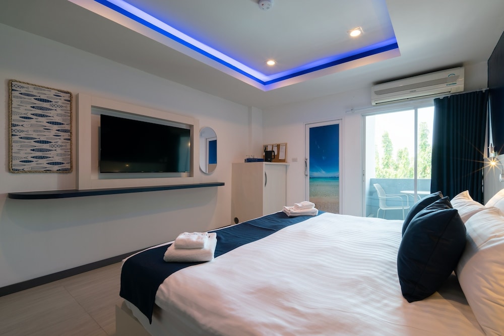 Premier Room, 1 King Bed - Photo 6