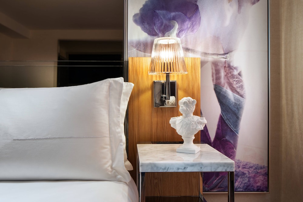 Suite, 1 King Bed with Sofa bed (Mobility/Hearing Access, Roll-In Shwr)