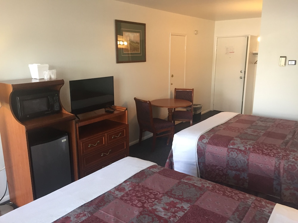 Deluxe Single Room, 2 Queen Beds photo 3