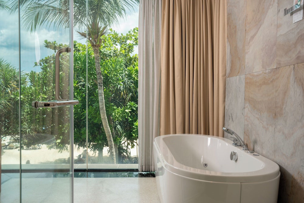 Suite, 1 Bedroom, Sea View (Free Daily Minibar) - Photo 12