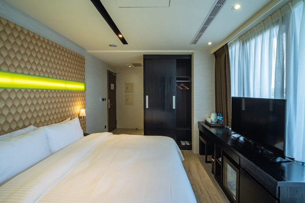 Elite Double Room, 1 Queen Bed, City View, photo 6