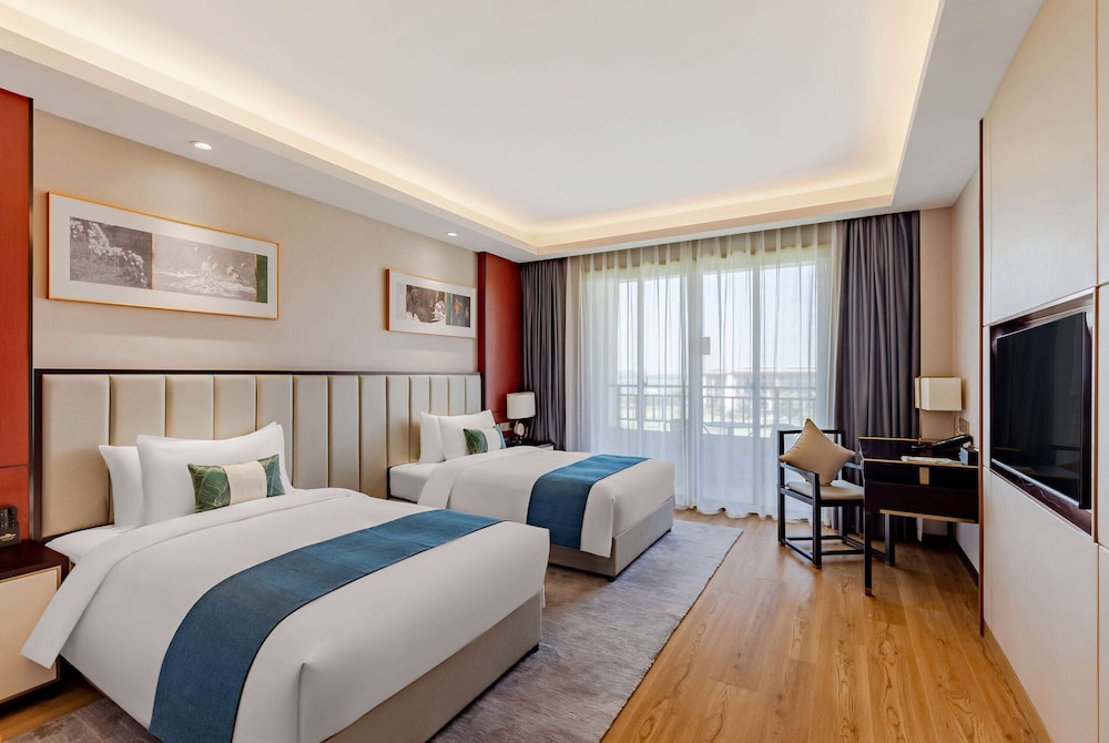 Deluxe Room, 2 Twin Beds, Smoking, Lake View