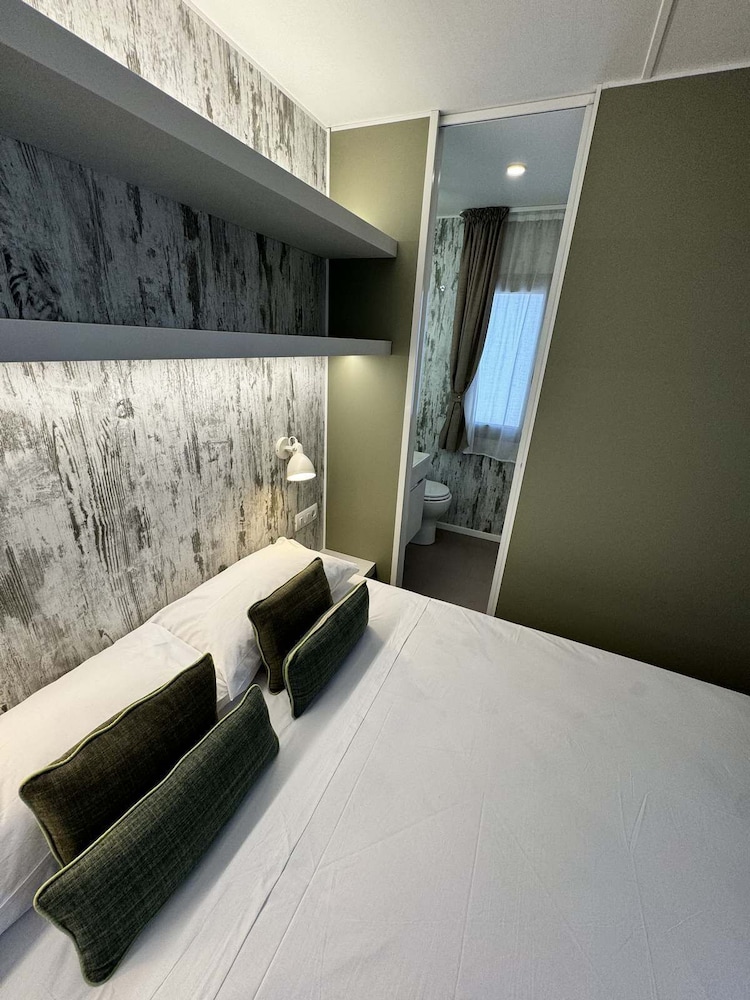 Deluxe Mobile Home, 2 Bedrooms photo 2