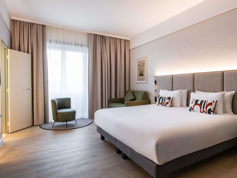 Deluxe Room, 1 King Bed with Sofa bed - Photo 3
