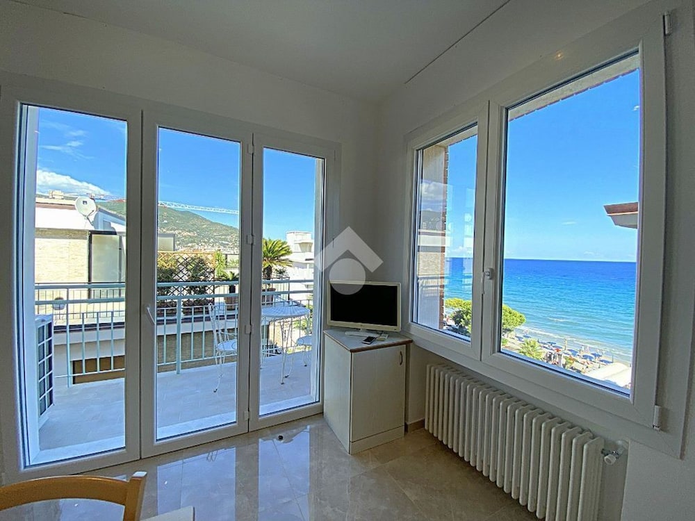 Classic Apartment, 1 Bedroom, Beachfront photo 1