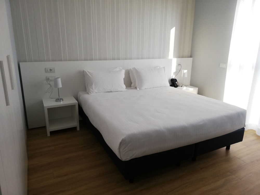 Double Room Single Use, 1 Queen Bed thumbnail 5
