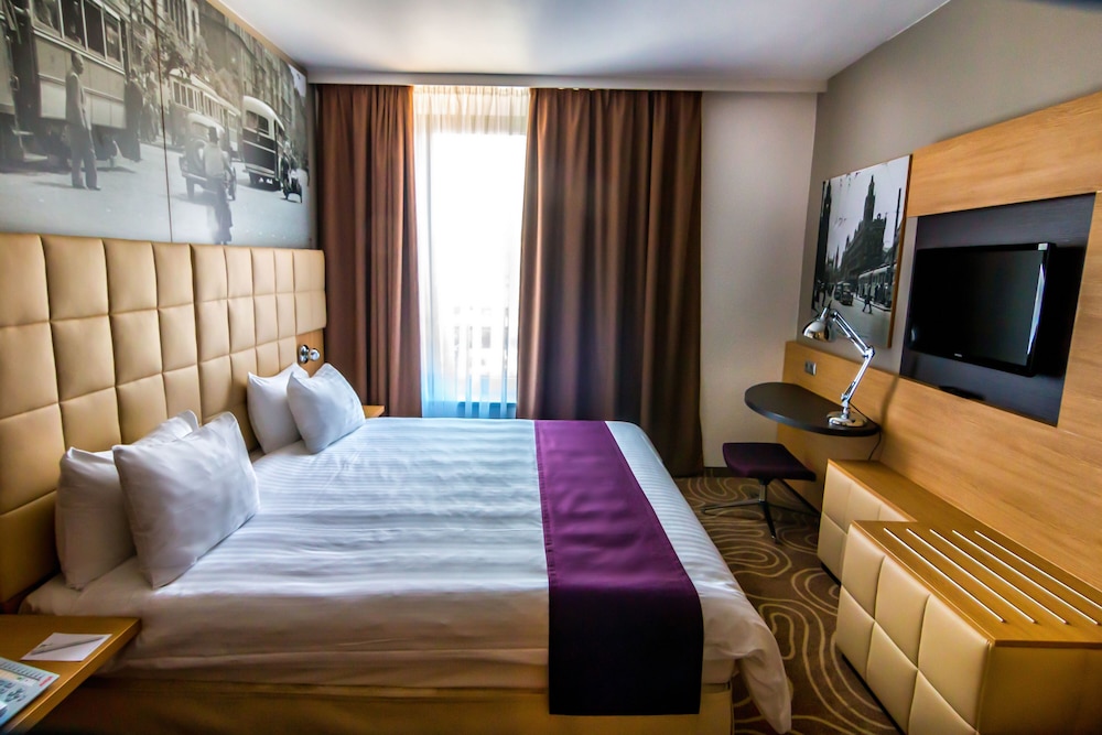 Suite, 1 King Bed with Sofa bed
