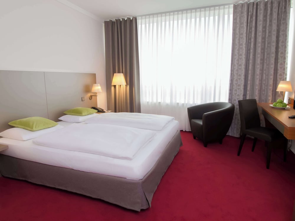 Deluxe Room, 1 King Bed photo 2