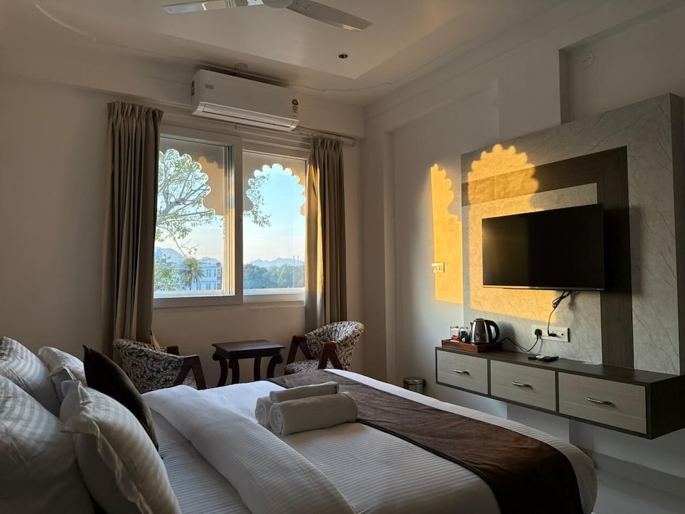 Deluxe Room, Lake View