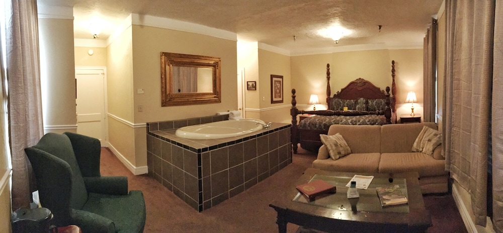 Romantic Suite, Jetted Tub photo 3