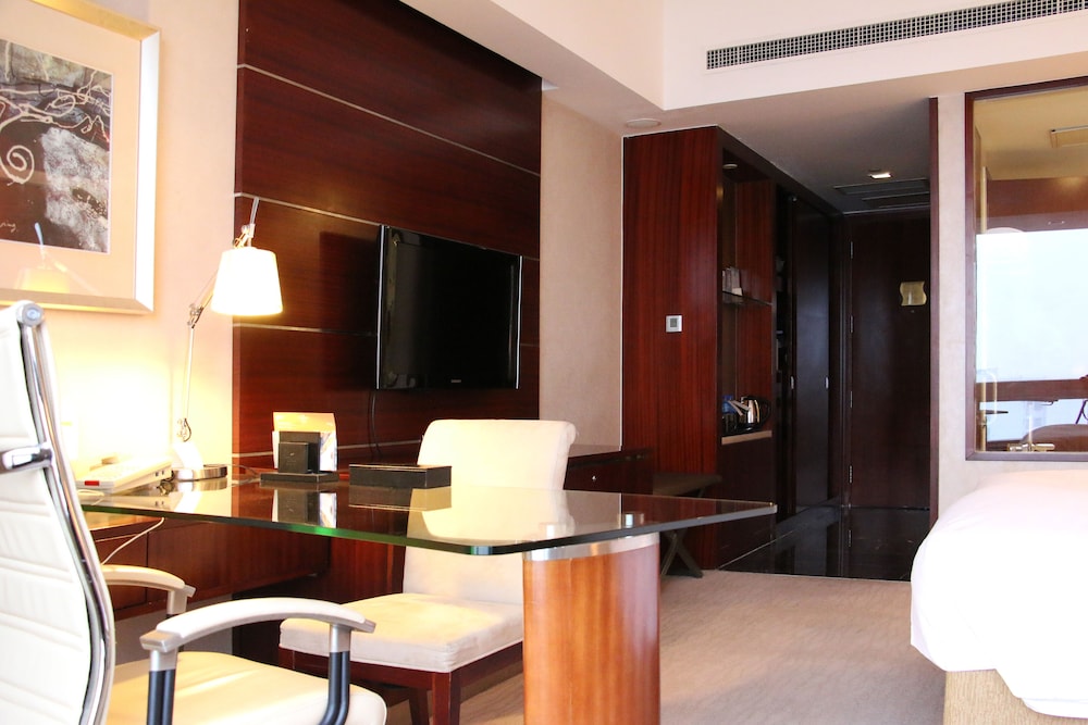 Standard Room, 1 King Bed - Photo 5